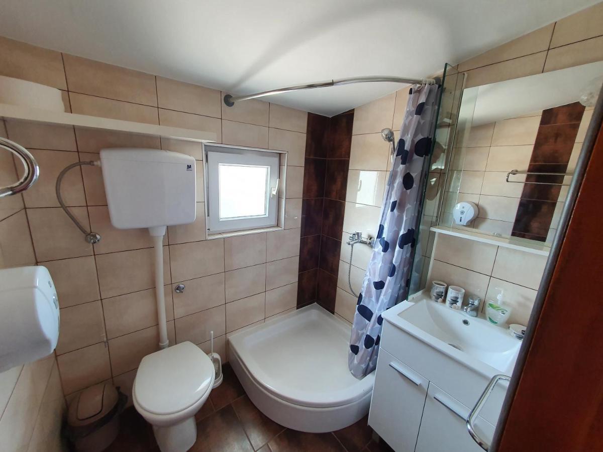 Apartmani Deak Vir Exterior photo